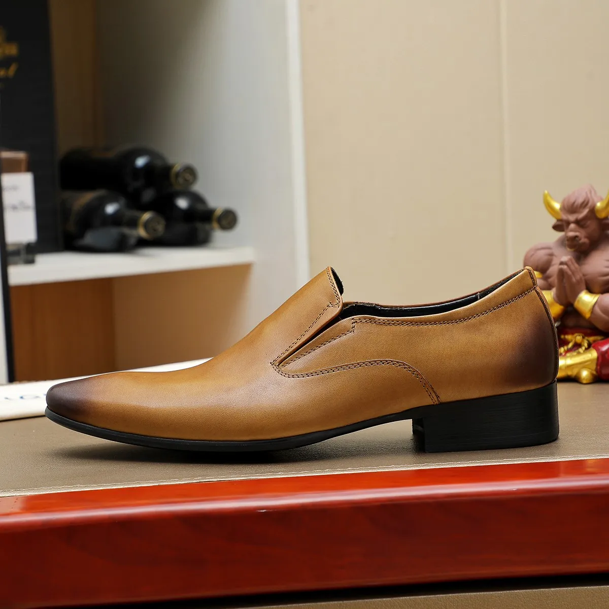Men's shoes 💰540 💰 Louis Vuitton LV ® Autumn and Winter 🆕 models 🔛Full shoe counter First layer cowhide, 🐂Leather lined casual shoes for men, super soft outsole, essential for driving. Counter synchronization Original first layer cowhide Completely 1:1 mold customization 🌹Top version, 3 colors available! Number: 38-45 (37.46. Customized)